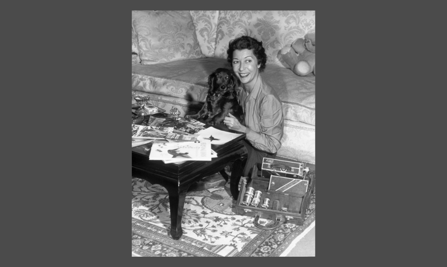 Jacqueline Sommer et son chien dans l'appartement du quai d'Orsay © Fonds François Sommer - Maurice Petit