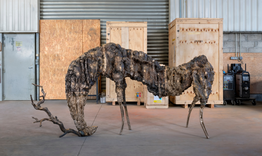Mort fertile, 2026, bronze (fonderie Chapon), 170 × 250 × 80 cm,© Lionel Sabatté, ADAGP, Paris, 2026 / © Grégory Copitet